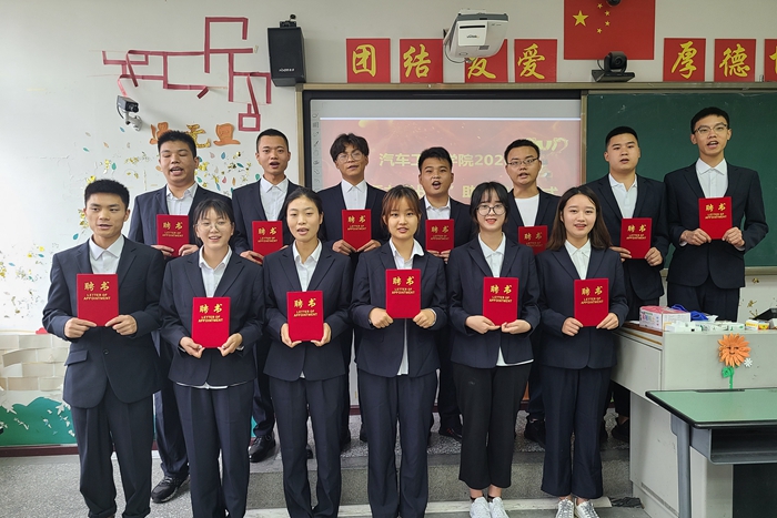 学长团图片.jpg