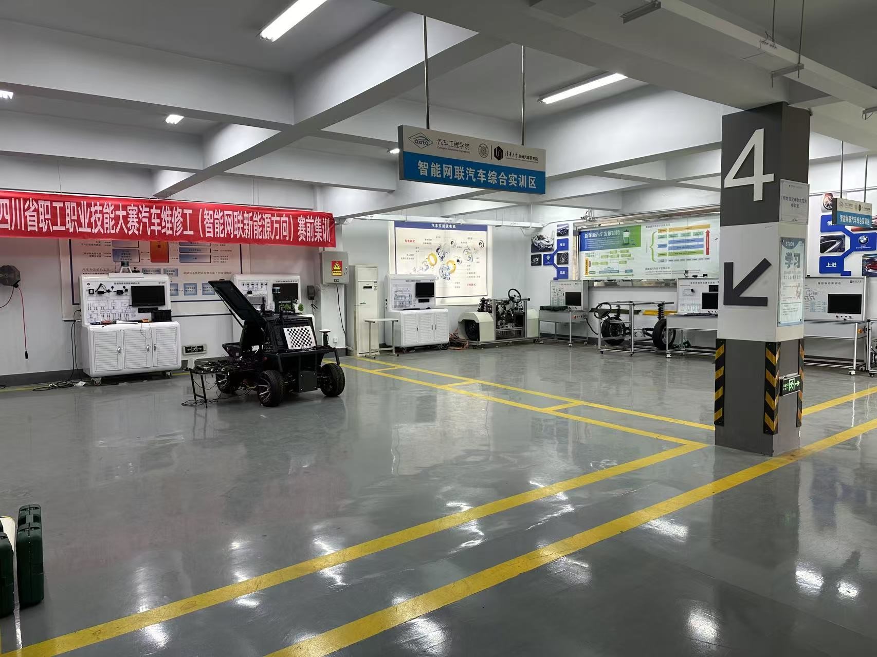 汽车智能技术实训室.jpg